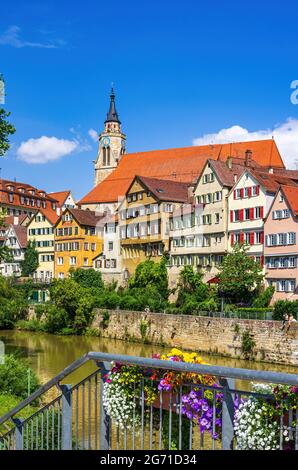 Schöner Anblick der historischen Neckar-Waterfront der Altstadt von Tübingen, Baden-Württemberg, Deutschland. Stockfoto