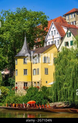 Schöner Anblick der historischen Neckar-Waterfront der Altstadt von Tübingen, Baden-Württemberg, Deutschland. Stockfoto