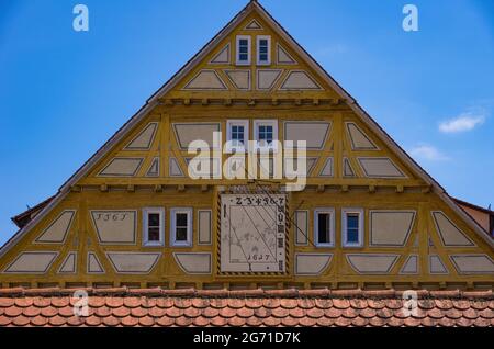 Tübingen, Baden-Württemberg, Deutschland: Fachwerkgiebel mit Sonnenuhr an einem der Gebäude der Evangelischen Stiftung. Stockfoto