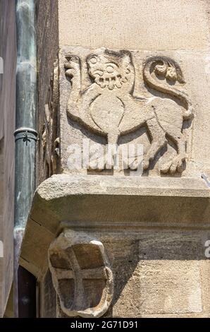 Eckstein mit heraldischen Fabelwesen, Greif- und Greiflöwen, an der Stiftskirche in Tübingen, Baden-Württemberg, Deutschland. Stockfoto