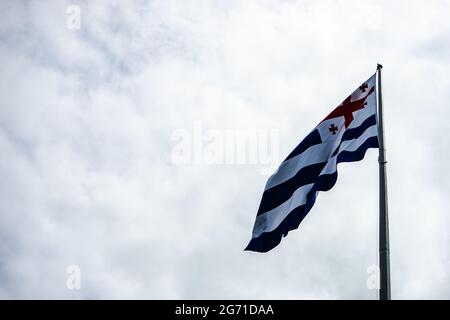 Adjara republic Flagge auf dem bewölkten Himmel Hintergrund Stockfoto