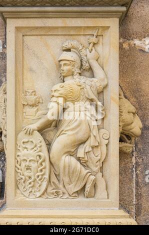 Frisch restauriertes Bild der Göttin Pallas Athene als Steinrelief auf einem Säulensockel auf dem Außenportal des Schlosses Hohentübingen, Tübingen, Deutschland. Stockfoto