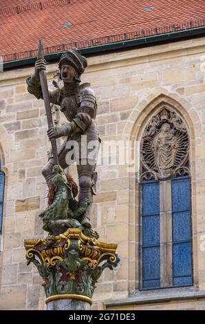 Tübingen, Baden-Württemberg, Deutschland: Der Brunnen des heiligen Georg auf dem Holzmarkt vor der Stiftskirche. Stockfoto