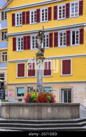 Tübingen, Baden-Württemberg, Deutschland: Der Brunnen des heiligen Georg auf dem Holzmarkt vor der Stiftskirche. Stockfoto