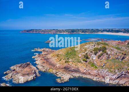 Luftdrohnenaufnahme der st brelades Bucht vom östlichen Ende der Bucht mit Sonnenschein und ruhigem Meer. Stockfoto