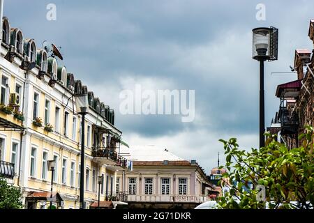 30. JUNI 2021, BATUMI, GEORGIA: Äußere Details von Gebäuden in der Altstadt von Batumi, Georgia Stockfoto