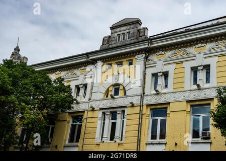 30. JUNI 2021, BATUMI, GEORGIA: Äußere Details von Gebäuden in der Altstadt von Batumi, Georgia Stockfoto