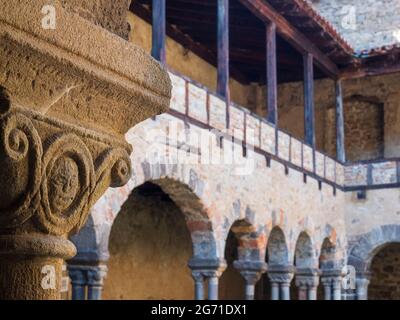 Nahaufnahme einer Hauptstadt des romanischen Kreuzganges der Abtei Saint-André in Lavaudieu, Haute-Loire, Frankreich Stockfoto