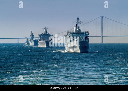 RFA Fort Rosalie führt eine Gruppe von NATO-Schiffen USNS Patuxent, HMS Ark Royal und HMS Manchester an Stockfoto