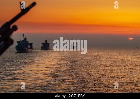 Sonnenuntergang in den baltischen NATO-Kriegsschiffen Stockfoto