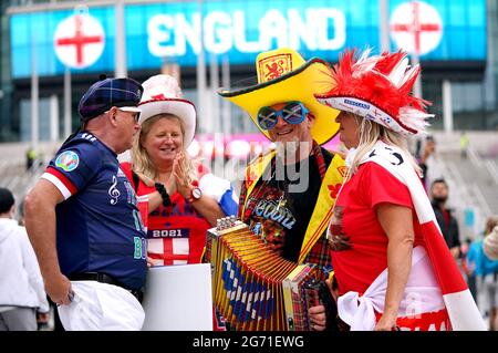 Datei-Foto vom 18-06-2021 von Fans aus England und Schottland vor dem Wembley-Stadion vor dem UEFA Euro 2020-Spiel der Gruppe D zwischen England und Schottland. Ausgabedatum: Samstag, 10. Juli 2021. Stockfoto