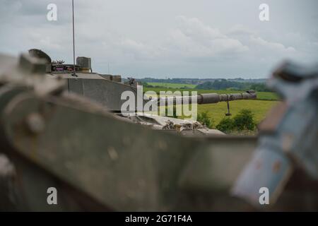 Nahaufnahme eines militärischen Challenger 2-Hauptkampfpanzers der britischen Armee in Aktion auf der Salisbury Plain in Großbritannien Stockfoto