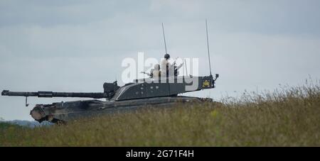 Nahaufnahme eines militärischen Challenger 2-Hauptkampfpanzers der britischen Armee in Aktion auf der Salisbury Plain in Großbritannien Stockfoto