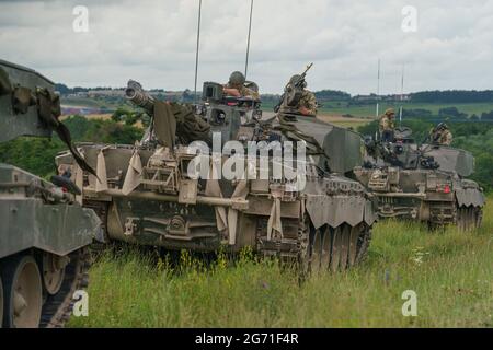 Nahaufnahme eines Militärs der britischen Armee Challenger 2 Hauptkampfpanzer, die sich für den Einsatz auf der Salisbury Plain UK vorbereiten Stockfoto