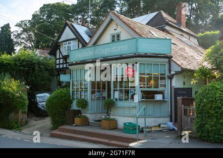 Peaslake Village Stores, ein Geschäft im hübschen Dorf Peaslake in den Surrey Hills AONB, England, Großbritannien Stockfoto