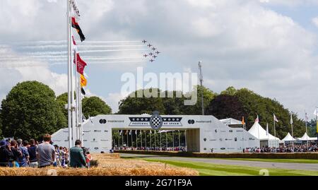 Die roten Pfeile fliegen über die Brücke bei Goodwood (Sussex), um die Rückkehr des Festival of Speed 2021 zu feiern - ein großes Covid-19 Testevent. Stockfoto