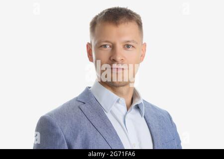 Porträt eines jungen attraktiven Geschäftsmann in grauem Anzug auf weißem Hintergrund Stockfoto