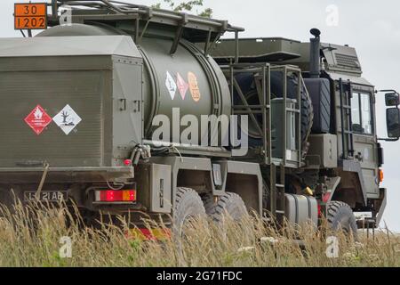 Britische Armee MAN HX58 6x6 Einheit unterstützen Tanker auf einer militärischen Übung, Salisbury Plain, Großbritannien Stockfoto