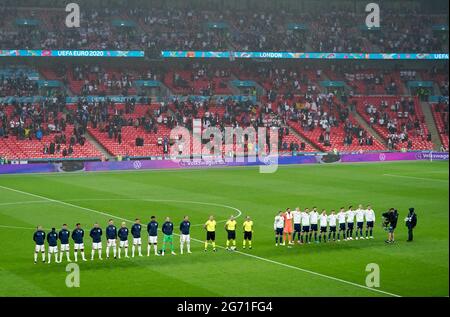 Datei-Foto vom 18-06-2021 von Spielern aus England und Schottland, die sich vor dem UEFA Euro 2020-Spiel der Gruppe D im Wembley Stadium, London, auf dem Spielfeld aufmachen. Ausgabedatum: Samstag, 10. Juli 2021. Stockfoto