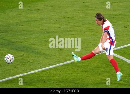 Datei-Foto vom 22-06-2021 von Luka Modric aus Kroatien erzielt während des UEFA Euro 2020 Gruppe-D-Spiels im Hampden Park, Glasgow, das zweite Tor seiner Mannschaft. Ausgabedatum: Samstag, 10. Juli 2021. Stockfoto