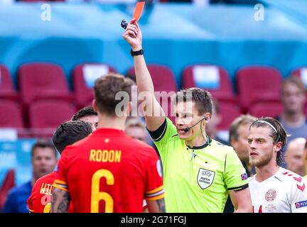 Datei-Foto vom 26-06-2021 von Wales' Harry Wilson (versteckt) wird vom Schiedsrichter Daniel Siebert während der UEFA Euro 2020-Runde des Spiels 16 in der Johan Cruijff Arena in Amsterdam, Niederlande, wegen eines Fouls auf den dänischen Joakim Maehle geschickt. Bilddatum: Samstag, 26. Juni 2021. Ausgabedatum: Samstag, 10. Juli 2021. Stockfoto