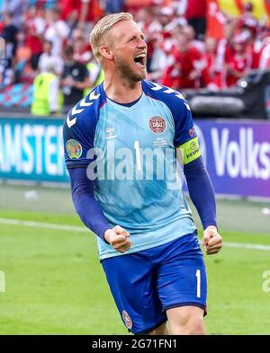 Datei Foto vom 26-06-2021 von Dänemarks Torhüter Kasper Schmeichel feiert den Sieg nach dem letzten Pfiff während der UEFA Euro 2020 Runde des Spiels 16 in der Johan Cruijff Arena in Amsterdam, Niederlande. Ausgabedatum: Samstag, 10. Juli 2021. Stockfoto