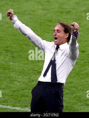 Datei-Foto vom 26-06-2021 von Italien-Manager Roberto Mancini feiert am Ende der UEFA Euro 2020-Runde des Spiels 16 im Wembley-Stadion, London. Ausgabedatum: Samstag, 10. Juli 2021. Stockfoto