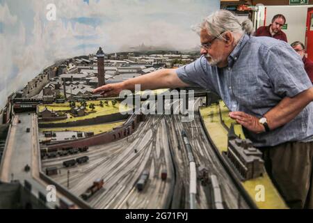 London, Großbritannien. 09. Juli 2021. Copenhagen Fields Modelleisenbahn - hinter den Kulissen bietet eine exklusive Abwechslung, um mit einem der beliebtesten Ausstellungsanlagen des Model Railway Club im Maßstab 2 mm „Copenhagen Fields“ aus nächster Nähe persönlich zu kommen. Und haben die Chance, das Team zu treffen, das das Layout erstellt hat, von der Reise in den letzten 4 Jahrzehnten zu hören und die Gelegenheit zu bekommen, die Vorstadtmodellierung aus nächster Nähe zu betrachten, hinter die Kulissen zu gehen und die Züge zu fahren. Die Veranstaltung findet am 10. Und 11. Juli 2021 zwischen 10 und 16 Uhr statt, Paul Quezada-Neiman/Alamy Live News Stockfoto