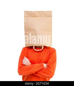 Mann mit Bastelpapiertasche auf dem Kopf. Soziale Distanzierung und COVID-19-Konzept. Stockfoto
