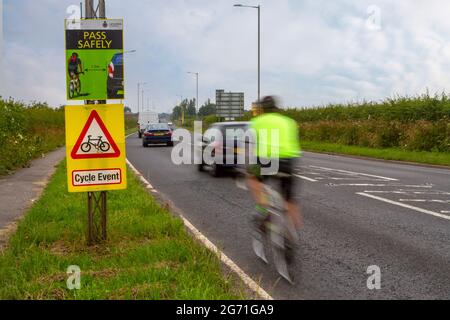 Pass Safe Sign Cycle Event, Police Community Road Safety Partnership   Straßenschilder in Southport, Großbritannien Stockfoto