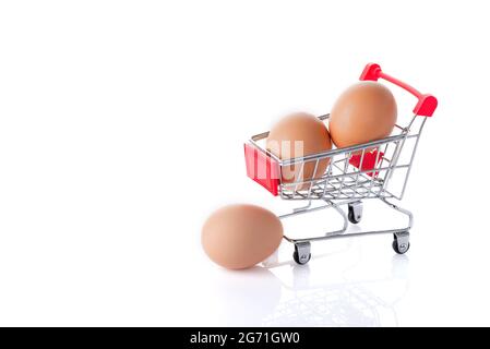 Eier im Warenkorb Isolaten in weiß. Eier im Korb anbraten. Speicherplatz kopieren Stockfoto