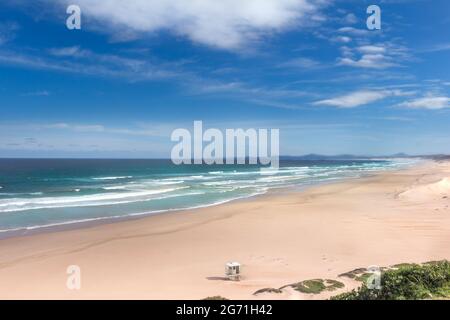 Panoramablick über die Maitlandmündung leerer Strand in der Nähe von Port Elizabeth an einem Sommermorgen, sauberes und blaues Wasser und Himmel.Es hat einen riesigen Strand und in der Stockfoto