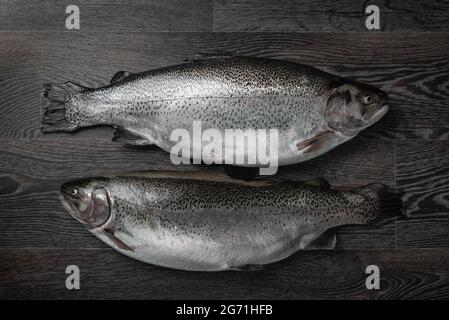 Frischer roher Lachs, roter Fisch auf einem Holztisch. Kreatives Layout aus Fisch, Meeresfrüchten, Draufsicht, Flachlagerung Stockfoto