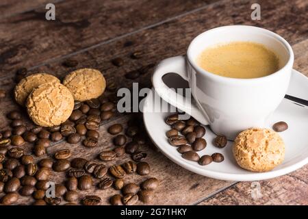Eine Tasse Espresso und amarettini Stockfoto
