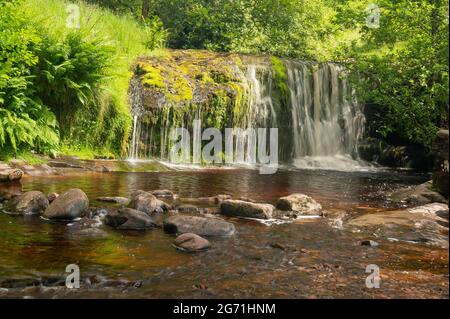 Natürliche wunderschöne Wasserfälle, die mit langer Exposition aufgenommen wurden, um das Wasser im Brecon Beacons National Park seidig glatt zu machen. Stockfoto