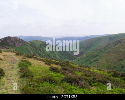 Blick von der Long Mynd Heide und dem Moorplateau, das Teil der Shropshire Hills ist, in Richtung Church Stretton Shropshire England Stockfoto