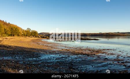 Ebbe an der Dee-Mündung in der Dhoon Bay in der Nähe von Kirkcudbright bei Sonnenaufgang im Winter, Schottland Stockfoto