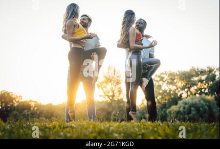 Zwei Paare tanzen fortgeschrittene Kizomba bewegt sich während Sonnenuntergang in einem Park Stockfoto