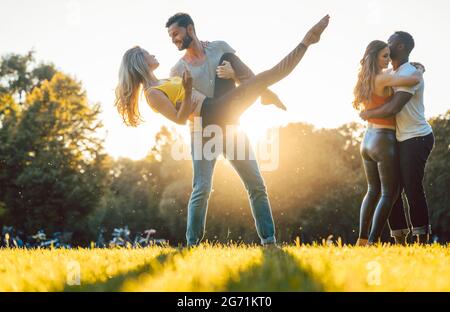 Gruppe von Menschen tanzen Kizomba in Golden Sunset Stockfoto