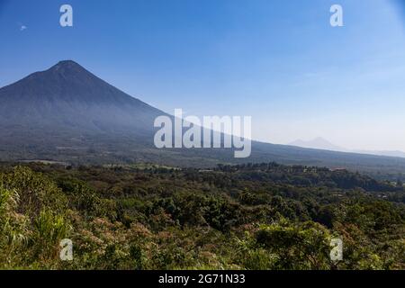 Ein Blick auf den Stratovulkan Agua in Guatemala aus dem Südwesten Stockfoto