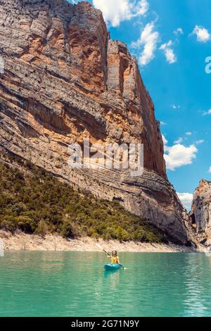 Frau auf einem Kajak in den Pyrenäen in Katalonien auf dem Wasser der Mont Rebei Schlucht Stockfoto