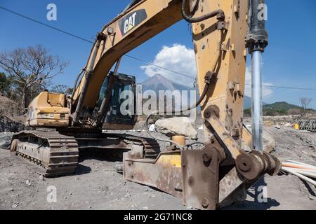 Ein mechanischer Bagger bereitet sich darauf vor, die Schäden zu reparieren, die durch den Ausbruch des Vulkans Fuego im Juni 2018 in Guatemala entstanden sind Stockfoto