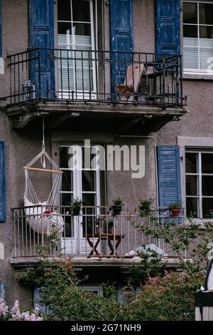 Schöner und gemütlicher Balkon in einem Wohngebäude in den Schweizer Alpen Moutains - Zermatt, Schweiz Stockfoto