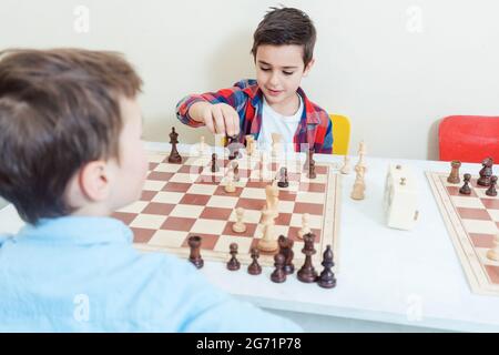 Familie Schach spielen im Turnier zimmer Lernen das Spiel Stockfoto