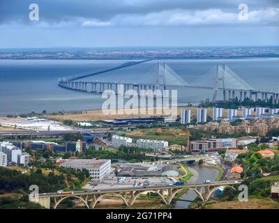 Luftaufnahme von Lissabon mit der Vasco da Gama Brücke Stockfoto