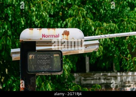 Eine sehr verschlissene Kraftstoffpumpe an der Tankstelle Stockfoto