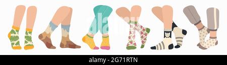 Beine in Socken. Frauen und Männer tragen modische Socken. Flache Cartoon bunte Socke mit trendigen Muster auf den Füßen, Mode-Accessoires Vektor-Set. Kleidungsstücke, Bekleidung für die Wintersaison Stock Vektor