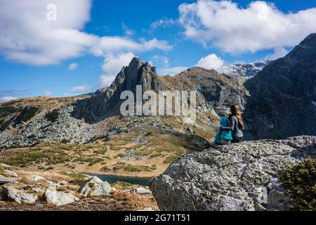 Frau mit Kind ausruhen nach Wandern das Rila-gebirge Stockfoto