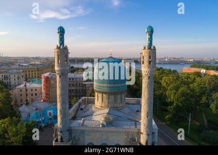 Die Minarette und die Kuppel der Kathedralmoschee schließen sich an einem sonnigen Julimorgen aus der Nähe an. Sankt Petersburg, Russland Stockfoto