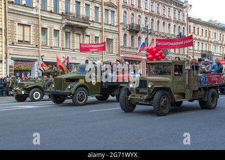 ST. PETERSBURG, RUSSLAND - 09. MAI 2017: Fragment der Retro-Transport-Parade zu Ehren des Siegestages. Newski Prospekt Stockfoto